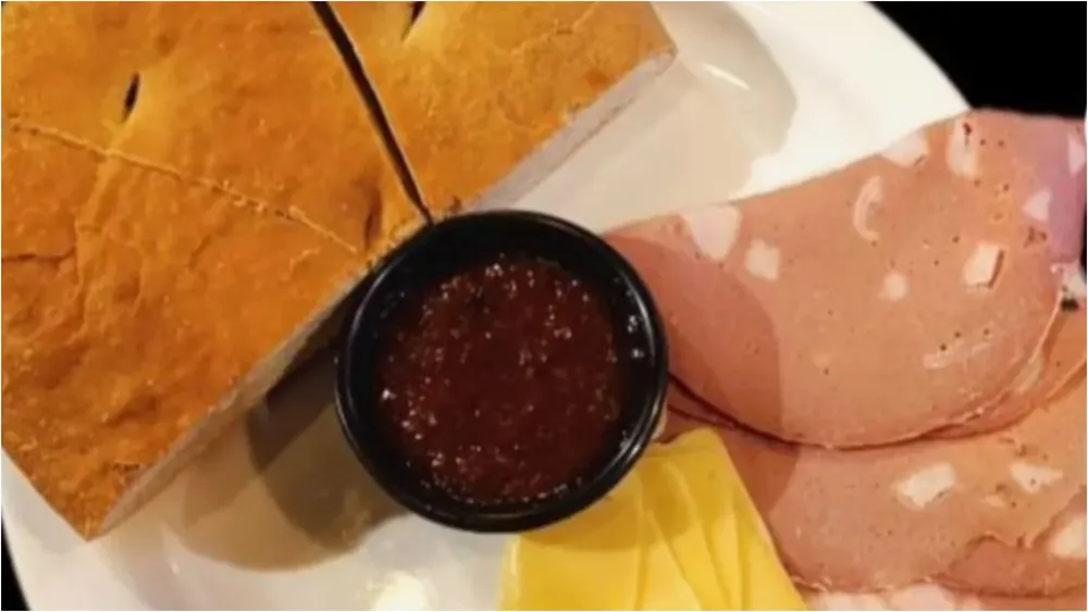 desayuno bollo mortadela queso